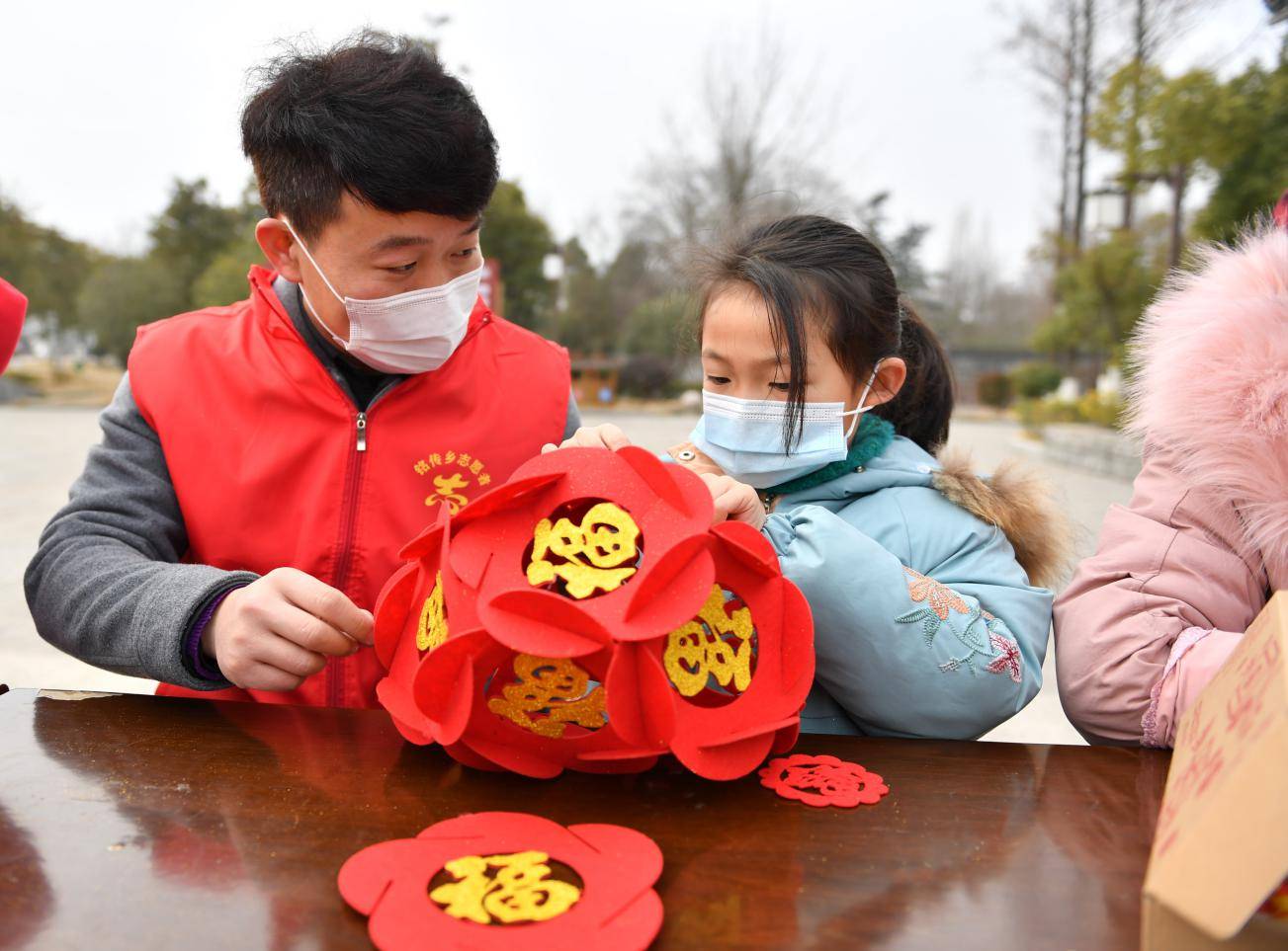 肥西铭传乡:手工制作新春灯笼 温暖颗颗童心