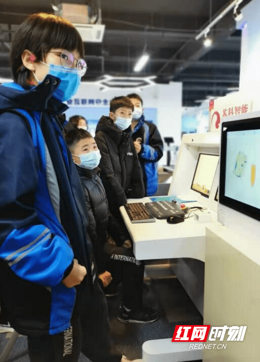 初中生|麓山国际实验学校初中生走进苏科智能 感受湖南高科技力量