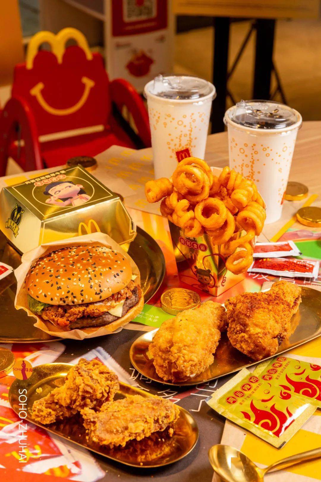 麦当劳新推出的好事成双双人套餐,包含了最受欢迎的几款单品,一份套餐
