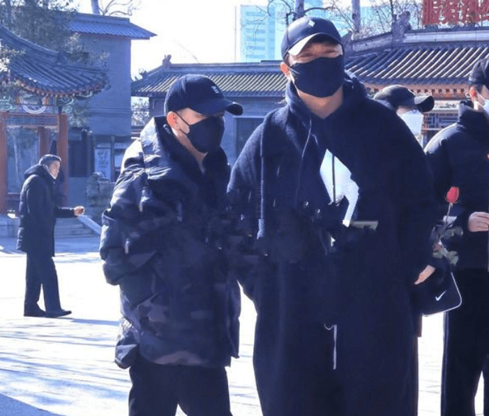 赵英俊追悼会现场曝光薛之谦伤心痛哭黄渤大鹏王宝强前来送别