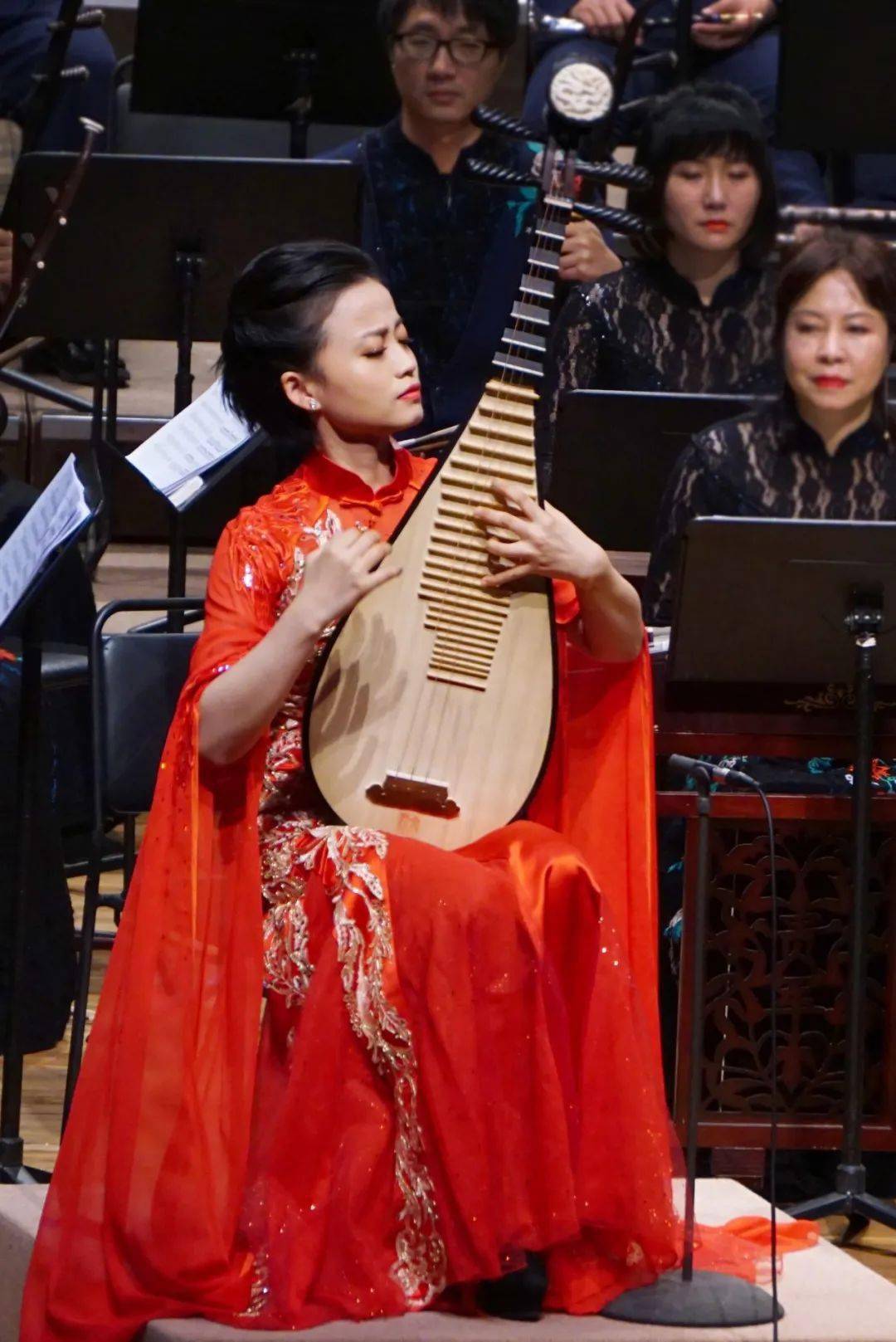 琵琶与乐队:十面埋伏 演奏:顾圣婴低音二胡与乐队:二泉映月 演奏:范晓