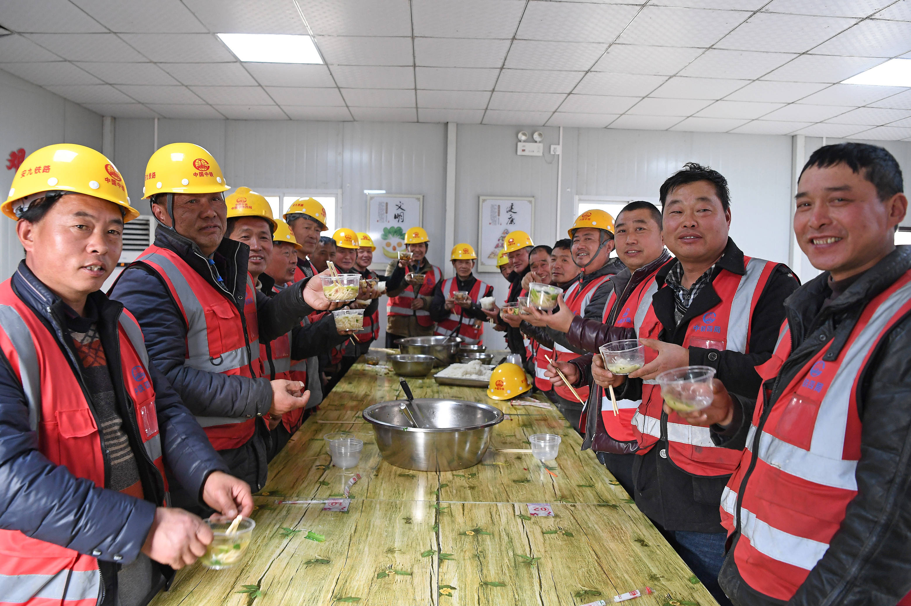 中铁四局建筑工人们在工地食堂聚餐吃饺子