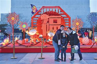 北京春节景观正式点亮：悬挂灯笼灯饰及各类装饰22万件，利旧率达70%
