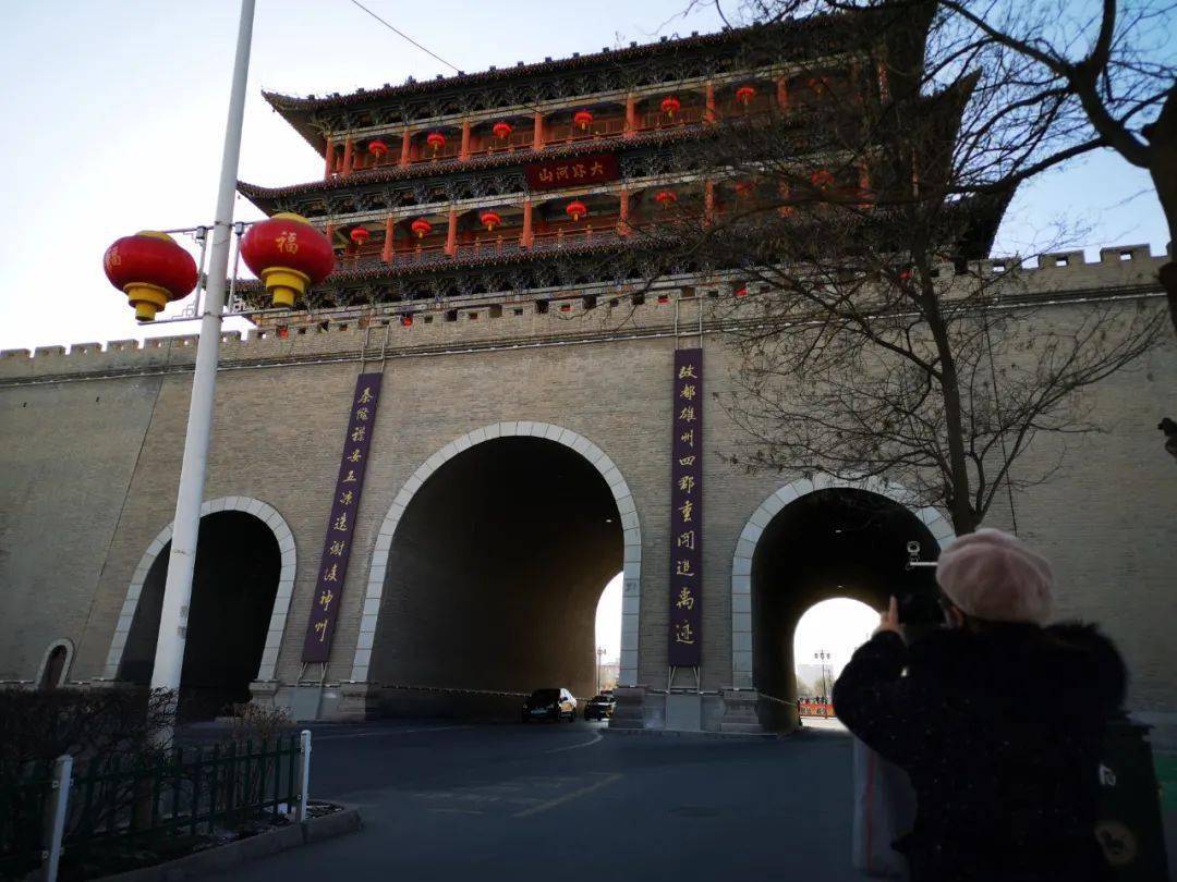 这是武威南城门楼北侧悬挂的一副对联,为已故著名书法家徐万夫先生题