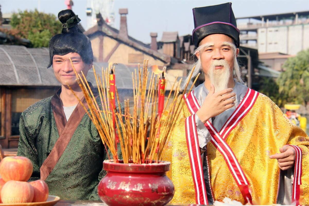 《后汉书》记载还有个阴子方平常也十分尊敬大家灶神,经常祭祀,灶神