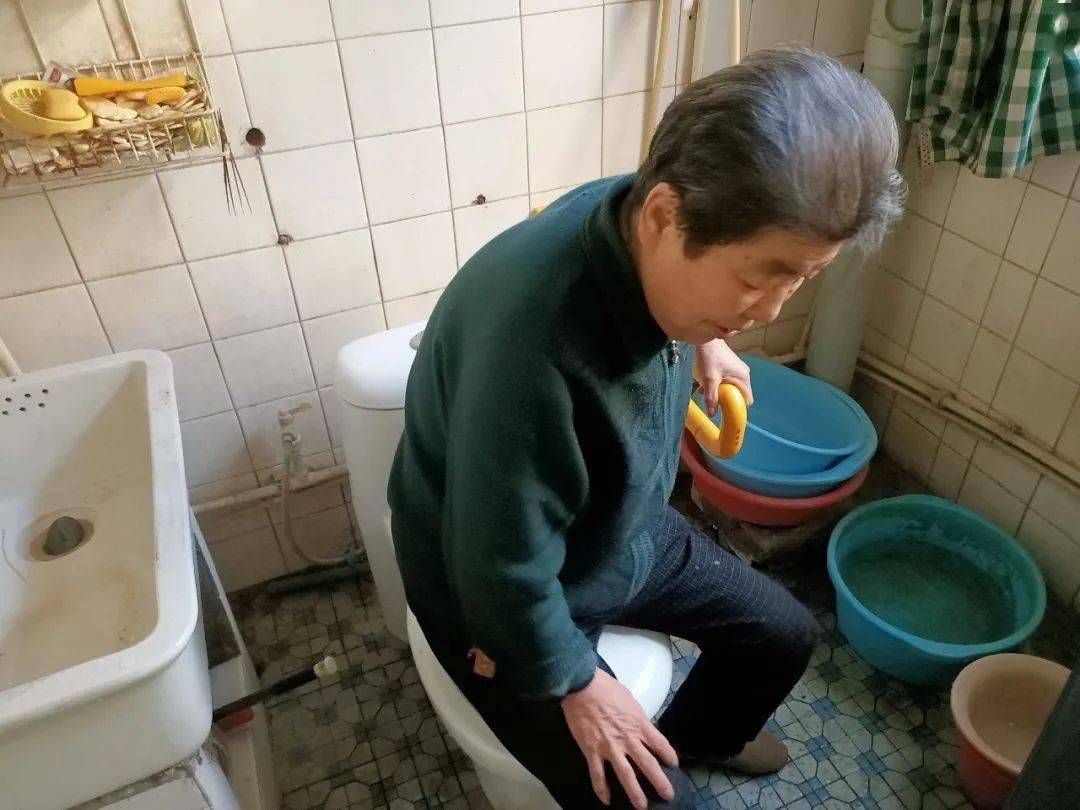 【康民社区·关爱点亮夕阳】众智社工为辖区内行动不便老人进行适老化