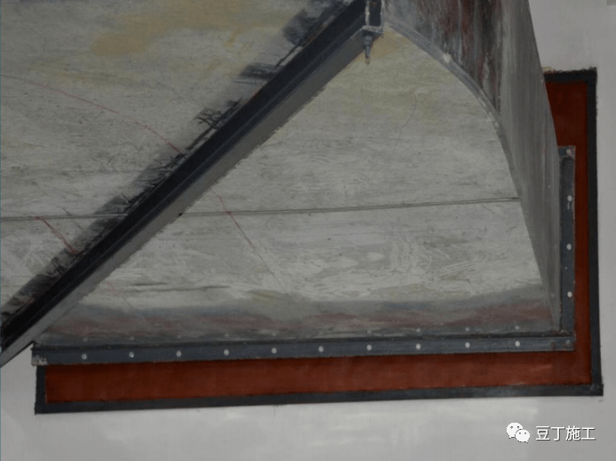 防火封堵 电缆桥架垂直穿越楼板孔洞作防火密闭封堵 管道标识 泵房