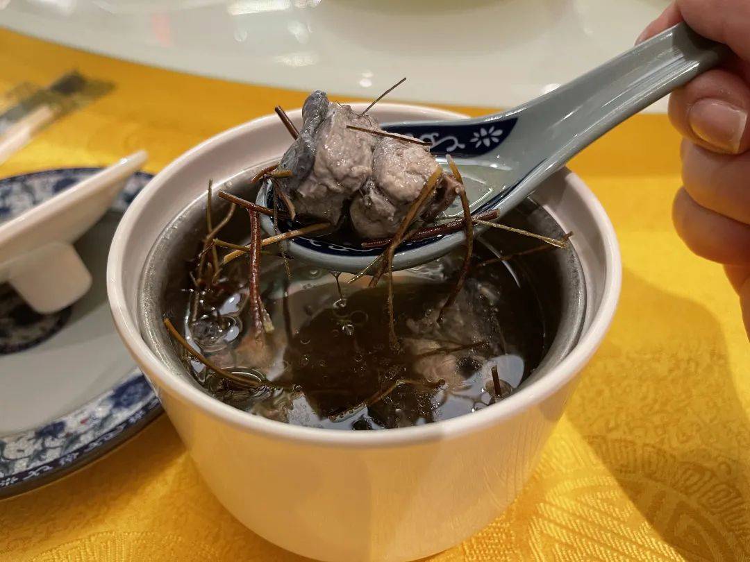 每人一盅的乌鸡汤,鸡骨草的清香味和肉汤的味道完美融合,配上枸杞清透