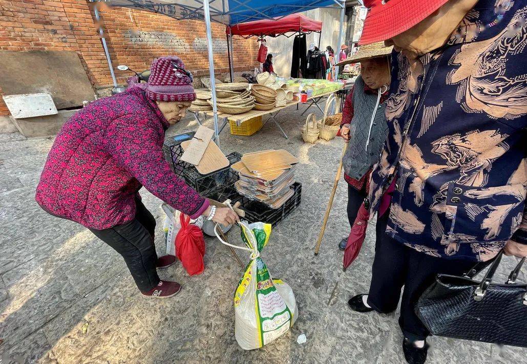 我在建水過年逛農貿市場看見77歲奶奶挑擔賣米44斤都要了