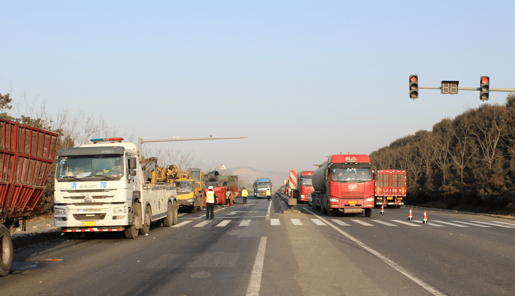 半挂车追尾司机当场死亡日照这起车祸让人深思