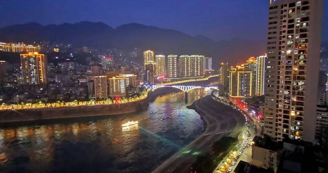 彭水两江游这条线路汇聚了彭水的旧时光与新变化,乌江之上故事多景色