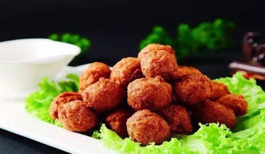 丸子,为了让丸子不那么硬,往往要在肉馅儿里加马蹄儿(去了皮的荸荠)