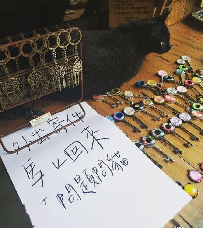 網友到一個攤位，發現老闆不在，只有一隻貓在，還有張紙條！ 萌趣萌寵 第2张
