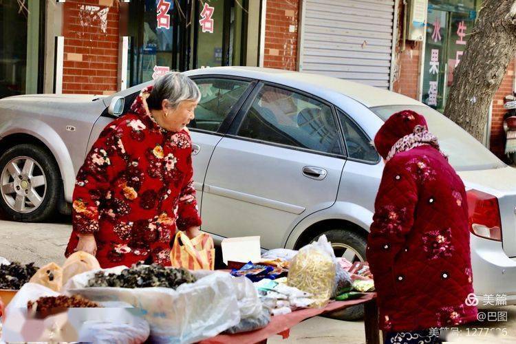 歌赞丰年吼梆音.大爷大妈着衣俏,逢四逢八牌窑欣.
