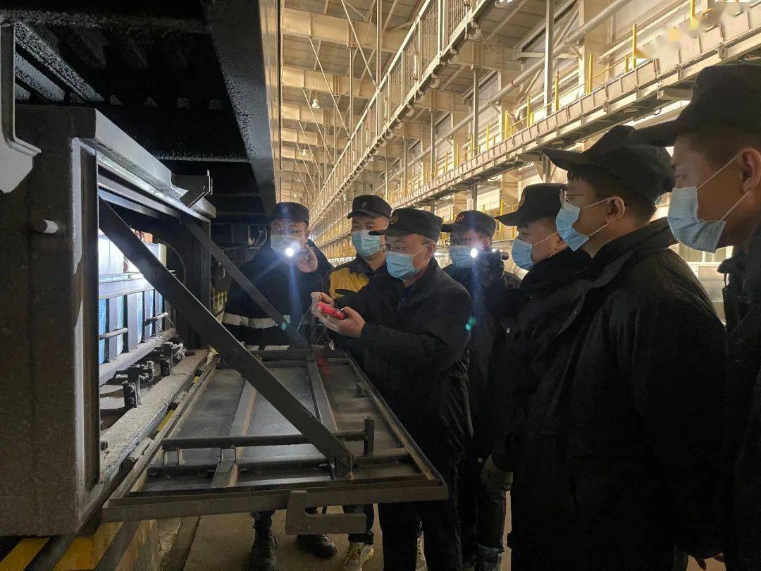 现场实作的方式邀请集团公司首席技师高云峰,自治区劳模付绍清讲解车