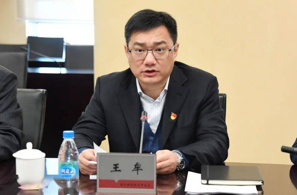 李铭在全程参加指导吴江开发区党工委民主生活会时强调多出一些走在