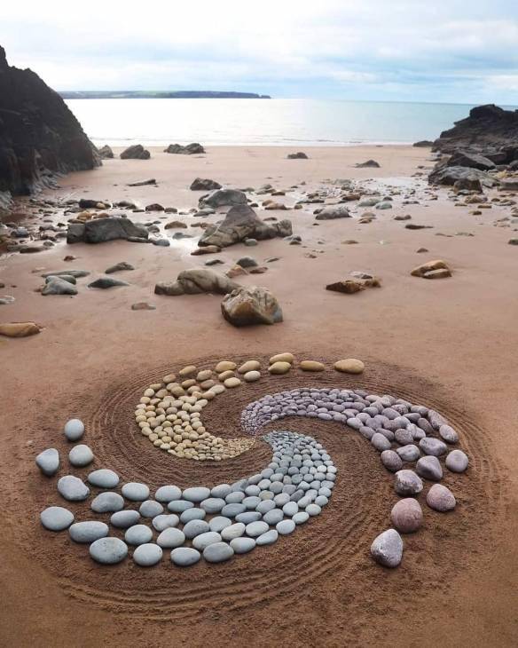 用石头堆出深渊感地景石头艺术家作品欣赏