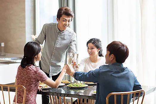 朋友请客吃饭做这三件事儿会让你特别招人讨厌