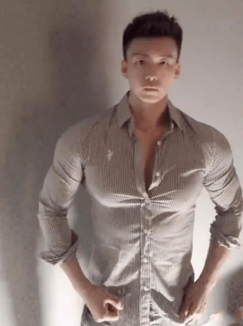 十年前,他也和普通人一样,身材普普通通,就是标准中年男子的模样,但是