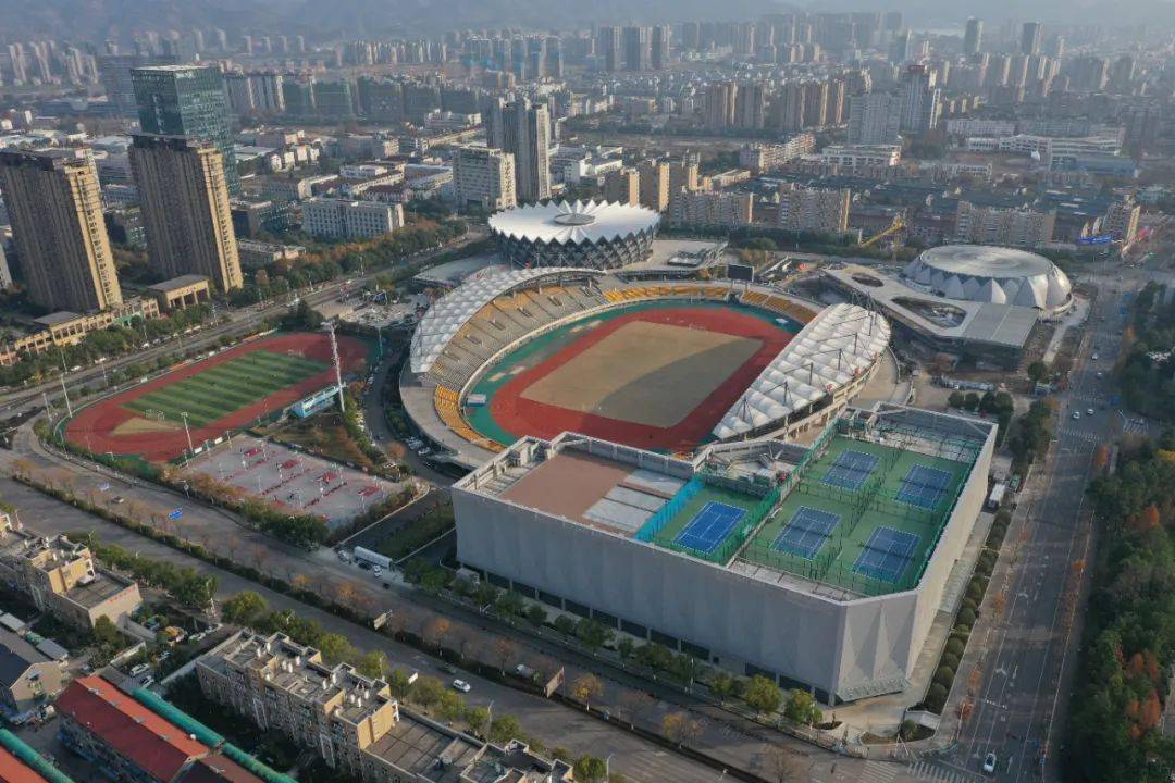 为了确保春节前工程建设进展,在市水上运动中心项目施工现场,塔吊林立