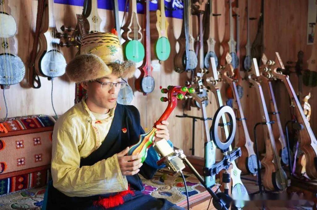 西藏拉孜顿加用扎念琴弹奏出最动听的致富音符