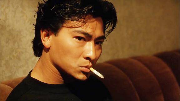 天若有情:华仔撩妹的特写镜头,尤其窗口抽烟,真是超级经典啊!