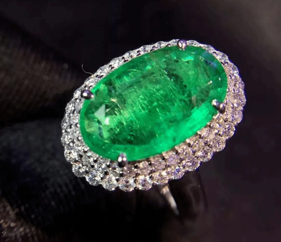 绿色翡翠中只有颜色达至最顶级者才可被冠以"祖母绿色"(emeraldgreen