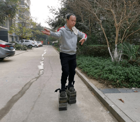 厉害了博白一男子为了健身每天穿150公斤重铁鞋锻炼