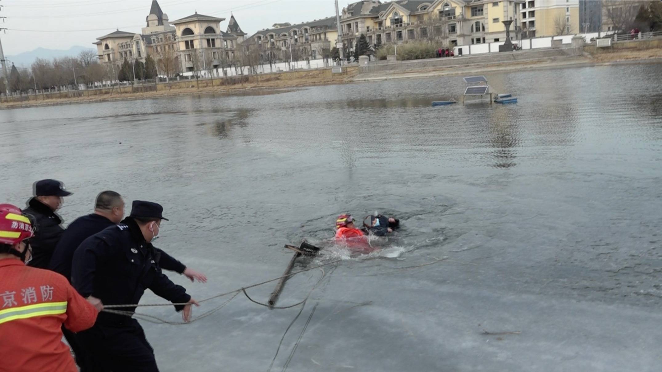 惊险一幕!冰面破裂的瞬间,消防员奋力游向落水老人