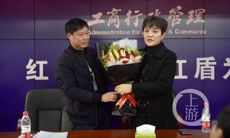 书琴姐 的最后一个工作日 同事流泪送别商户发来大红包 王书琴 书琴姐 的最后一个工作日 同事流泪送别商户发来大红包 王书琴