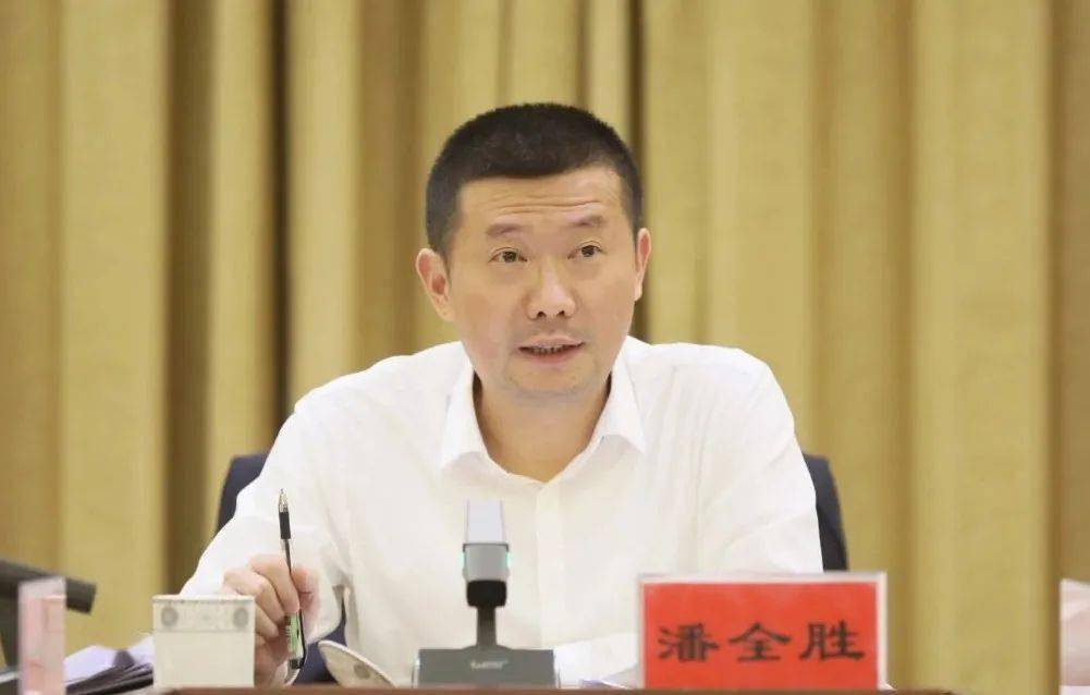 2月5日,县委书记潘全胜主持召开县委理论中心组学习会,集中学习研讨