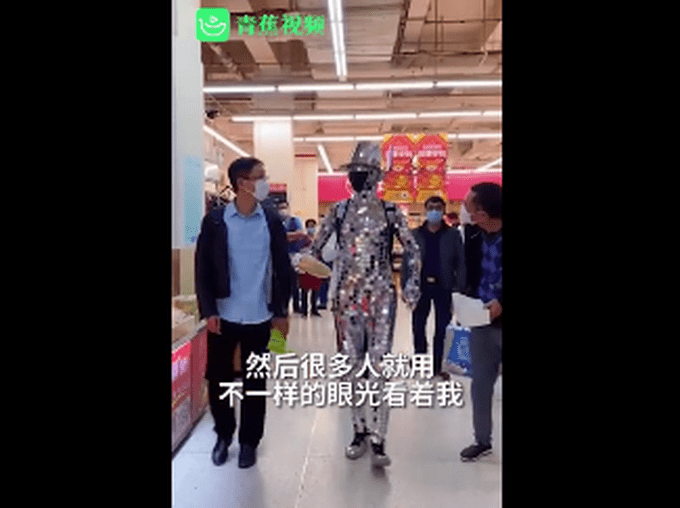 廖先生|小伙扮机器人购物引围观 现场画面曝光 网友惊叹：像极了机器人