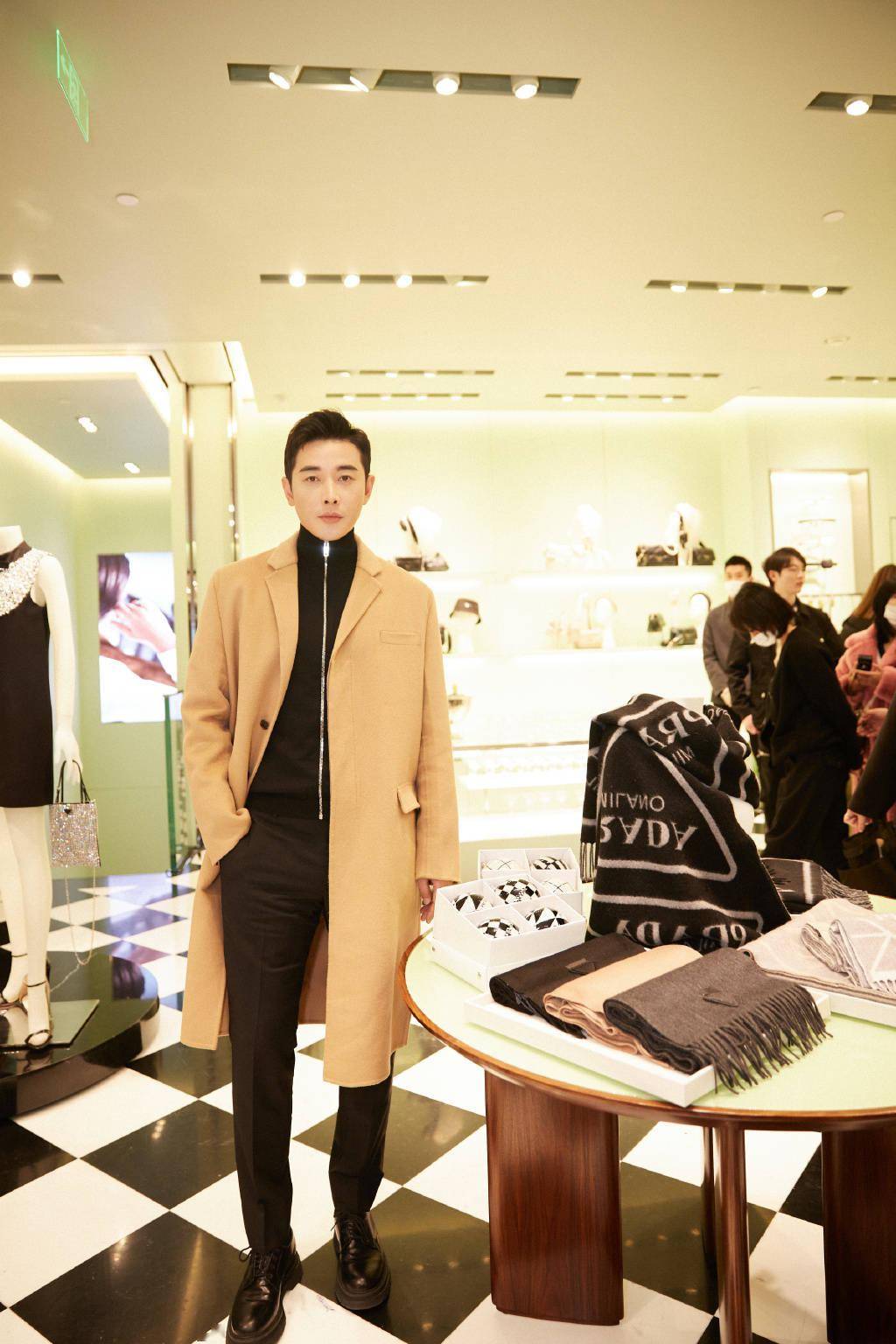 罗晋也太敢穿了吧,衣服拉链拉到下巴,脖子都显得短了一截