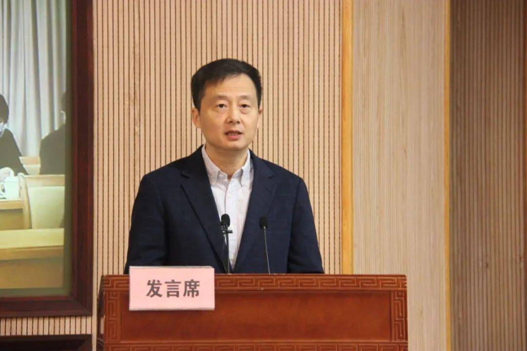 交流发言东阳市教育局,义乌市教育局和艾青中学作交流发言.
