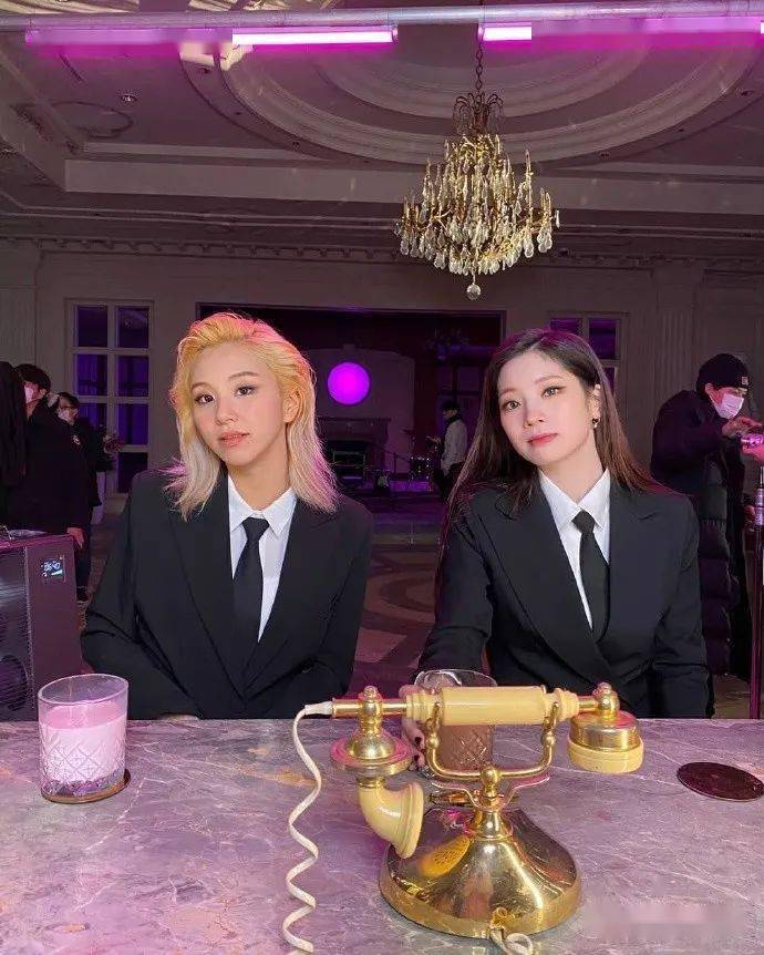 身帅气西装,别女主了,你俩亲一个吧---斤多闲你的虚势挡住你的帅气了