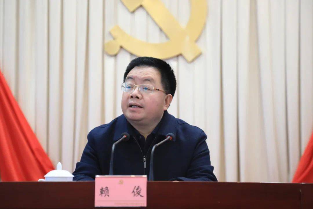 根据省委,市委决定,张德平同志任中共乐山市金口河区委委员,常委,书记