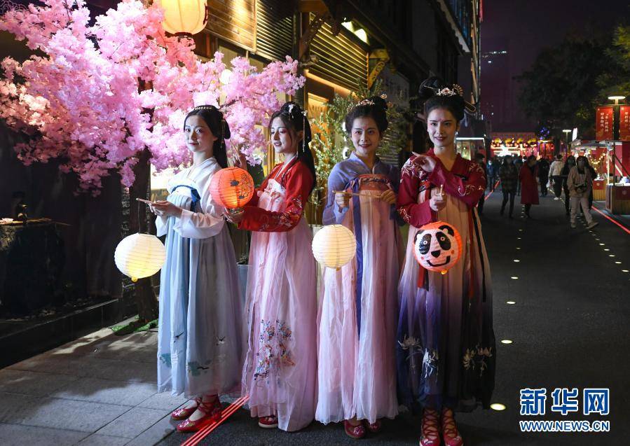 成都：新年集市点亮新春夜晚