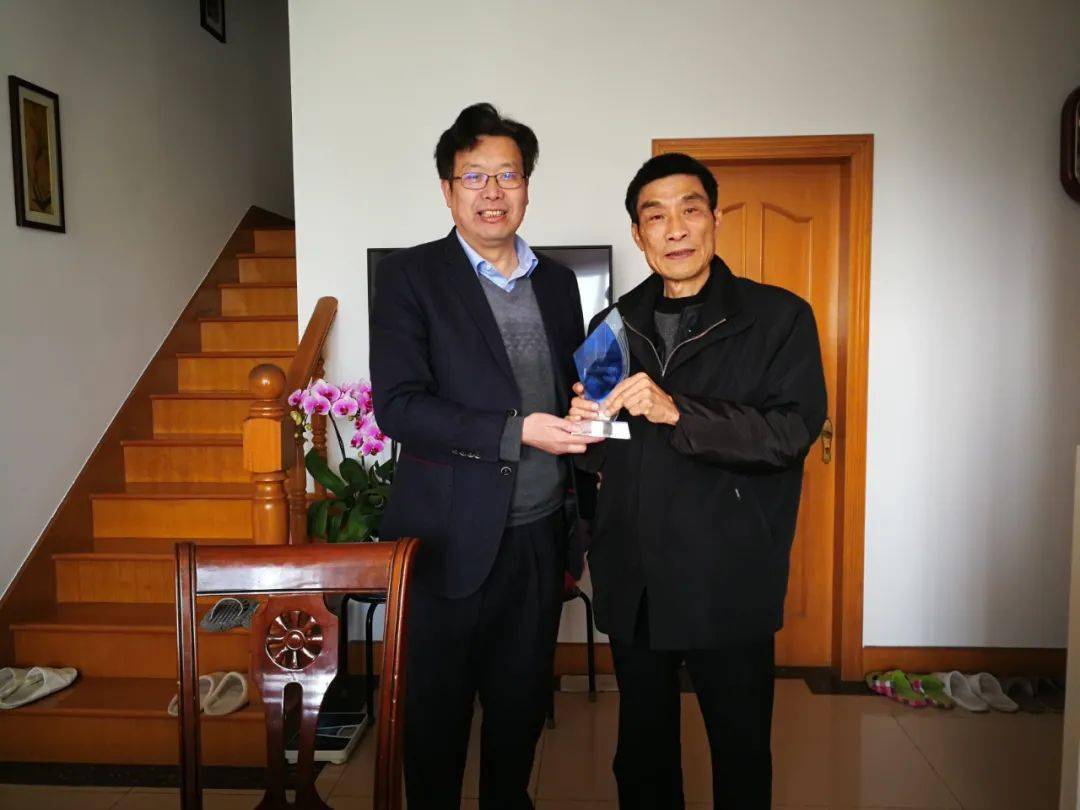 奉贤中学校长林春辉拜访老校友