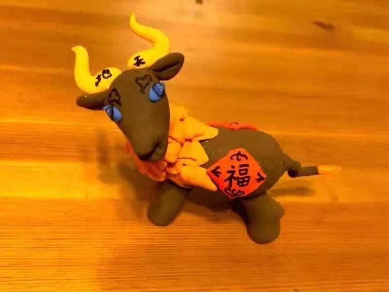 现代教育报小画师拜早年:牛转乾坤,大吉大利!