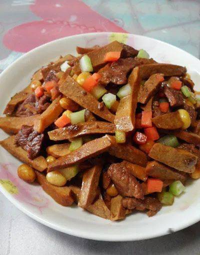 祁县人的年夜饭餐桌上,贾令熏肉是不可或缺的一道美食.特种楠木熏