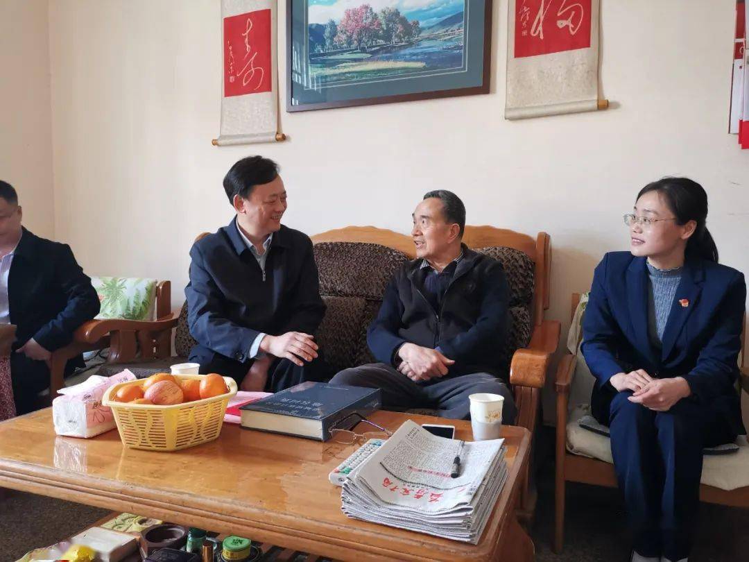 在老党员黄德敏,生活困难党员林绍厚家中,黄枝君同他们亲切交谈,向