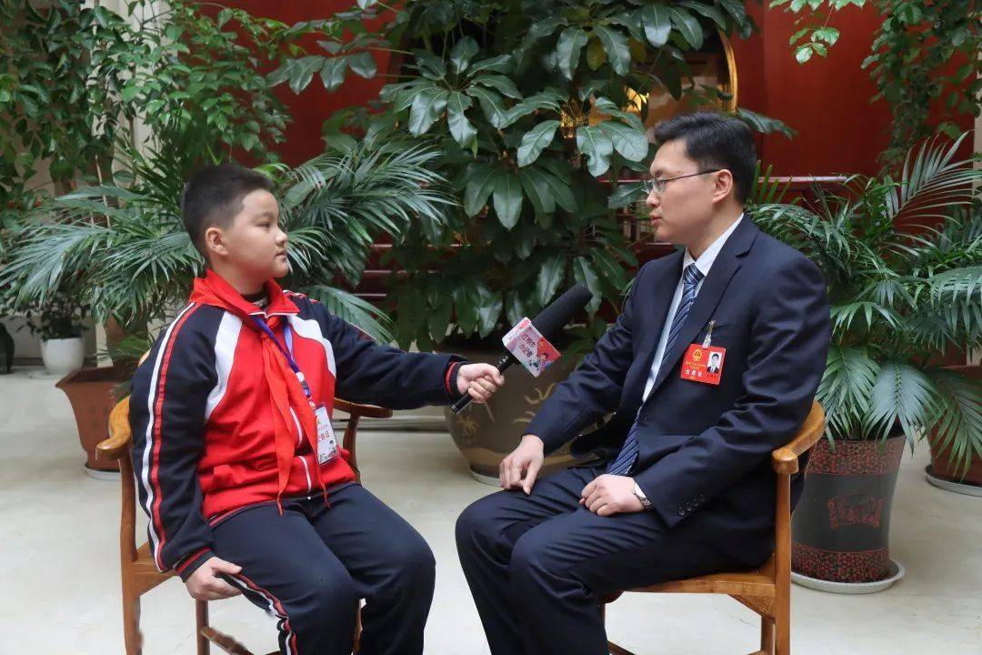 临沂费县红领巾小记者采访两会代表