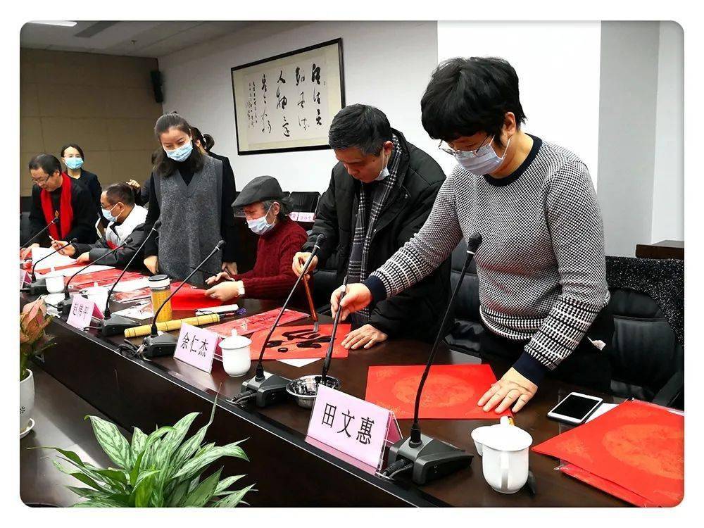 由于疫情防控的原因,书法家们和职工同事纷纷戴上了口罩,然而这并不能