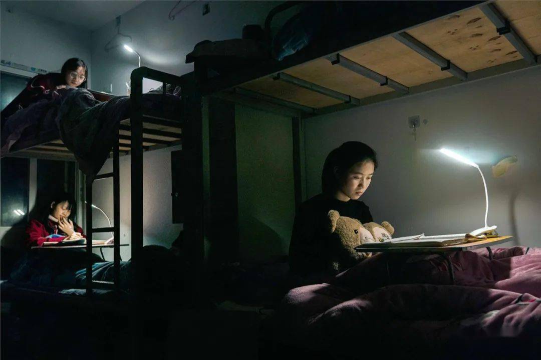 2020年12月10日,云阳县江口中学,回到寝室的刘兴敏正在洗脸.