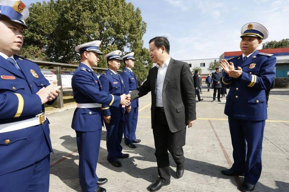 2月8日下午,宁波市委常委,军分区司令沙忠明一行来到镇海大队,代表