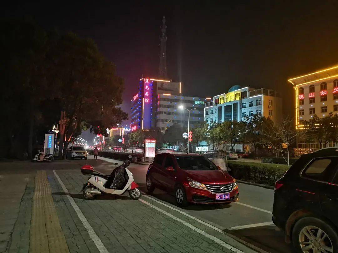 距离大年三十不足200分钟,一起来新县的街头打卡吧!