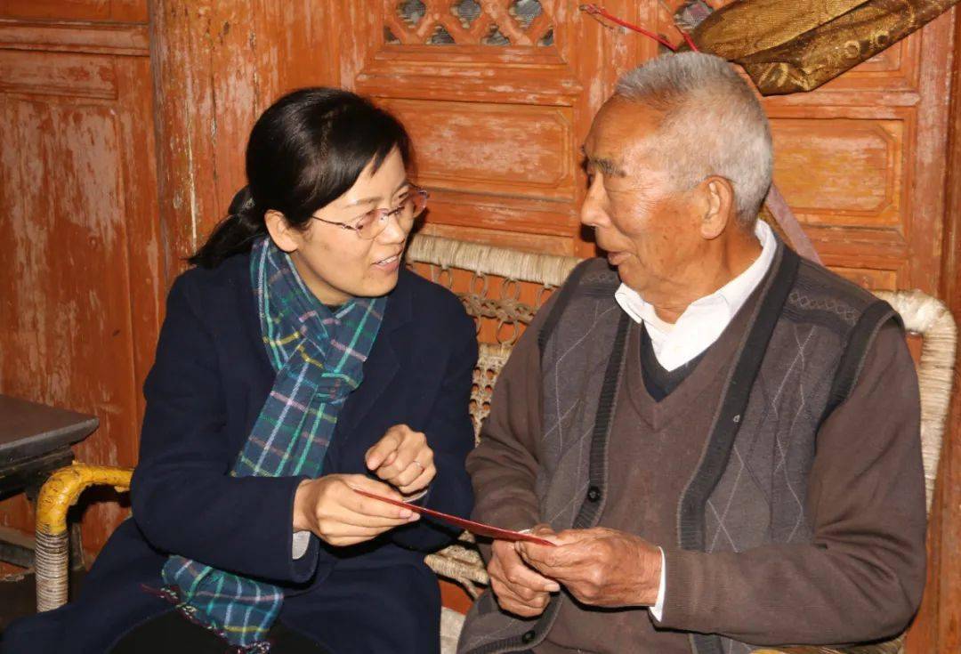 鹤庆县委书记县长段红丽慰问县处级退休老干部和贫困户