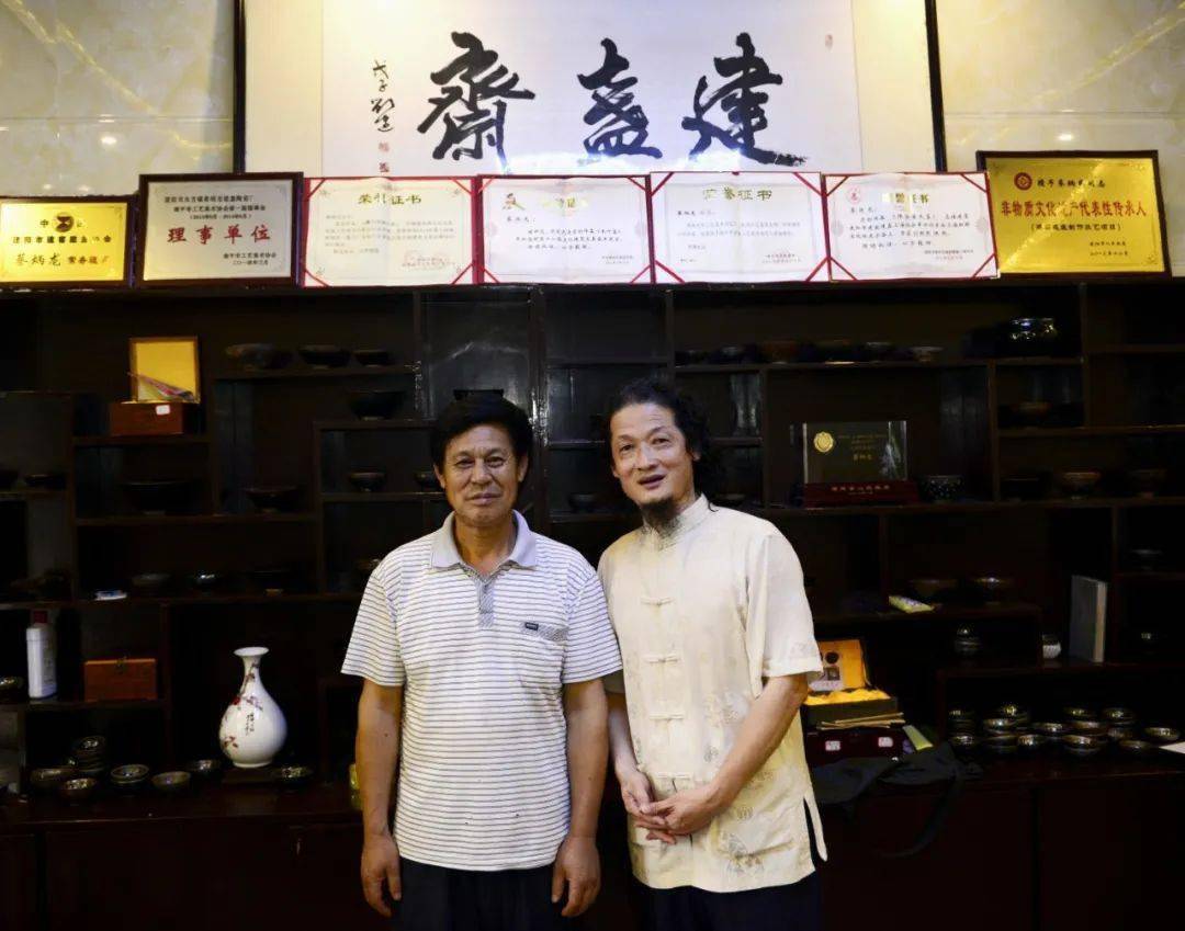 陈伟凯先生(右)与蔡炳龙大师的合影作者简介陈伟凯,中国摄影家协会