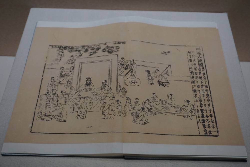 下图为《圣迹图》中的孔子《删述六经图》.