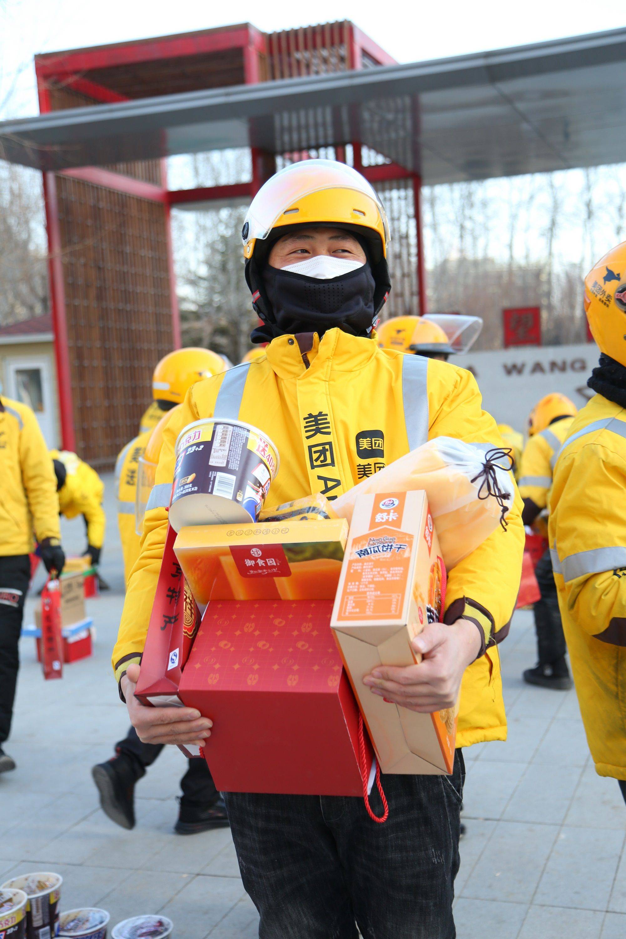 就地过年的外卖骑手:站点准备了年夜饭,跟兄弟们一起过年_配送